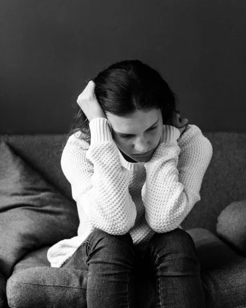 Стрессовый Подросток Сидящий Диване — стоковое фото