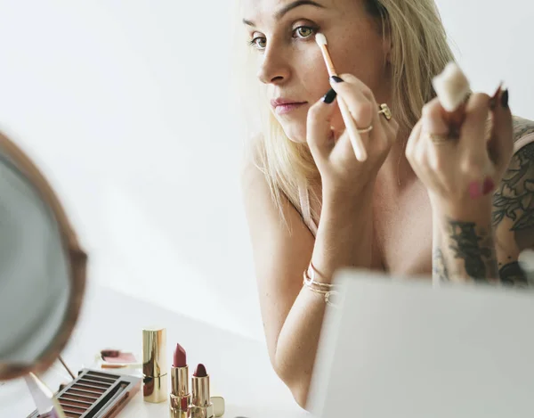 Beauty Blogger Doing Makeup Tutorial — Stock Photo, Image