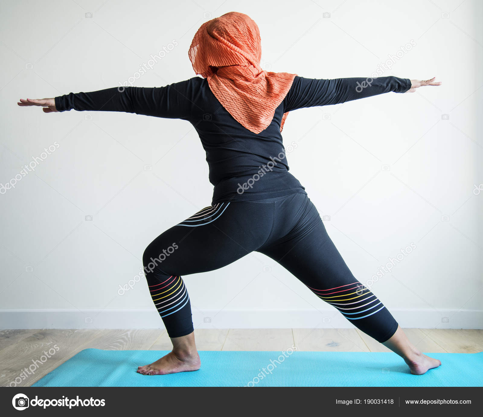 Islamiska Kvinna Gör Yoga Rummet — Stockfotografi © Rawpixel #190031418