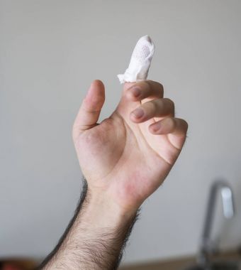 Adam yaralı parmak, ev güvenliği kavramı