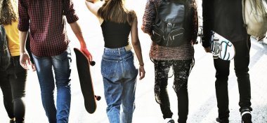 Grup açık havada yaşam tarzı yürüme okul arkadaşıyla arkadan görünüş