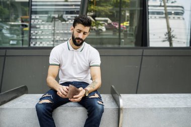 Parasını kontrol oturan adam
