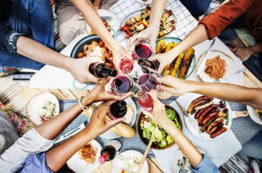 İnsanların birlikte toasting havadan görünümü