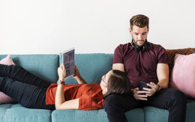 Evde birlikte rahatlayan bir çift.