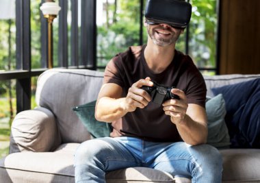 sanal gerçeklik zevk gülümseyen adam gözlük