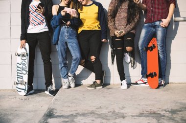 Grup Genç arkadaşlar açık havada yaşam tarzı ve sosyal medya kavramı