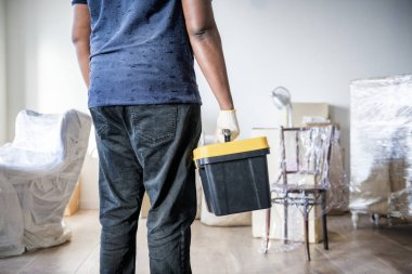 Adam araç kutusu ile ayakta Ev Tadilatı