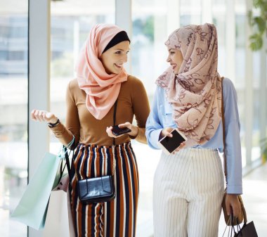 İslam kadın arkadaşlar birlikte hafta sonu alışveriş 