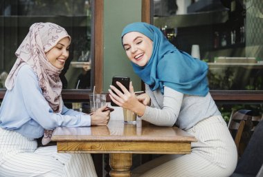 Söz ve akıllı telefonda arıyorum İslam arkadaşlar 