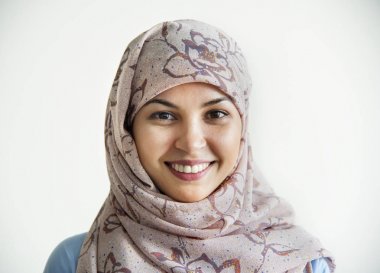 Kameraya bakarak islam kadın portre 