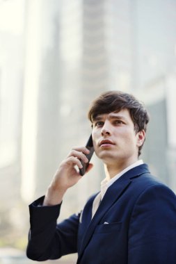 İşadamı telefonda iletişim