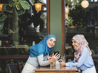 Söz ve akıllı telefonda arıyorum İslam arkadaşlar 