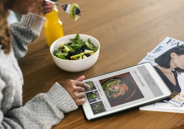 Online sağlıklı yiyecek arayan kadın