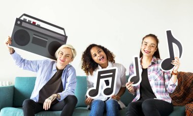 Bir grup insan müzik simgeleri zevk