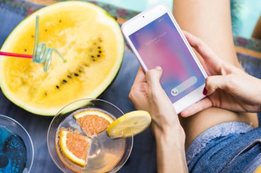 Telefon havuz üzerinde oynayan kız