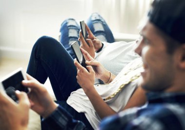 Arkadaşlar Smartphone birlikte evde kullanma