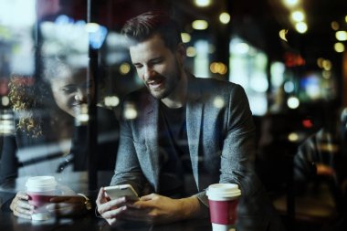 Casual adam cep telefonuyla kafede