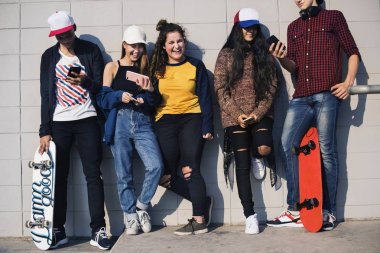 Grup Genç arkadaşlar açık havada yaşam tarzı ve sosyal medya kavramı