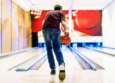 Çocuk bir bowling topu hobi ve eğlence kavramı yuvarlanmaya