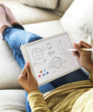 Kadın dijital tablet simgesine afiş tasarımı