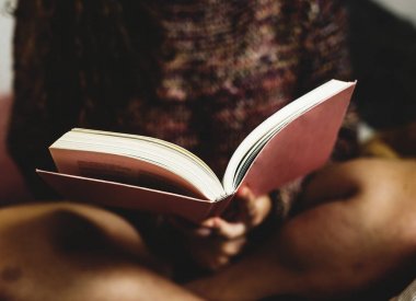 Genç kız yatak odasında bir kitap okuma