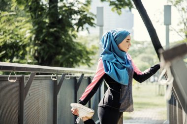 Egzersiz yaptıktan sonra parkta uzanan islam kadın 