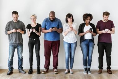 bir grup insan cep telefonunu kullanarak