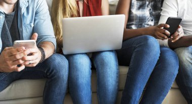 Dijital cihazlar kullanarak çeşitli Arkadaş grubu