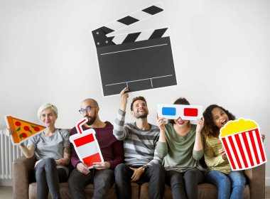 Grup çeşitli arkadaşıyla birlikte film izlemek