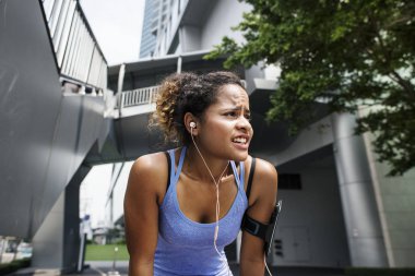 Teknoloji kullanırken egzersiz sağlıklı kadın