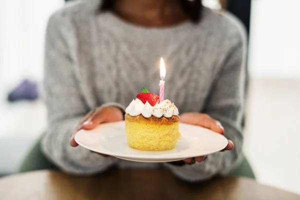 Donna Che Festeggia Compleanno Con Una Torta — Foto Stock