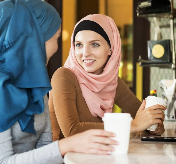 Hermosas Dos Mujeres Islámicas Vistiendo Hijab Sentadas Mesa Cafetería Con — Foto de Stock