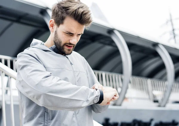 Sportieve Man Zoek Naar Zijn Smartwatch — Stockfoto