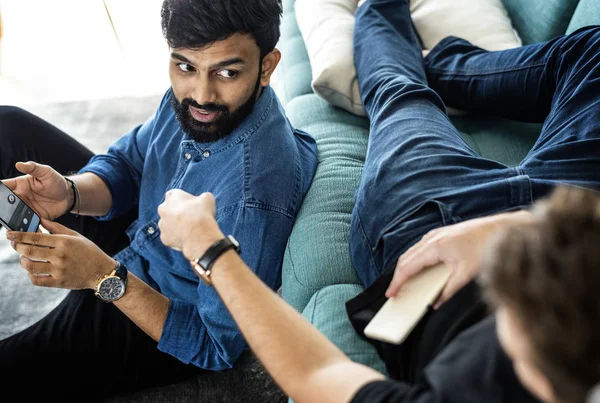 Diversos Amigos Hablando Juntos Casa —  Fotos de Stock