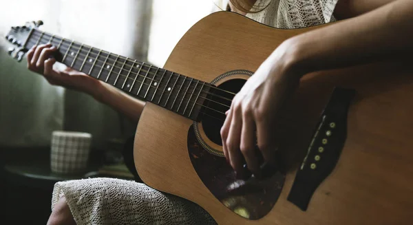 Kaukasische Frau Entspannt Sich Und Spielt Gitarre — Stockfoto