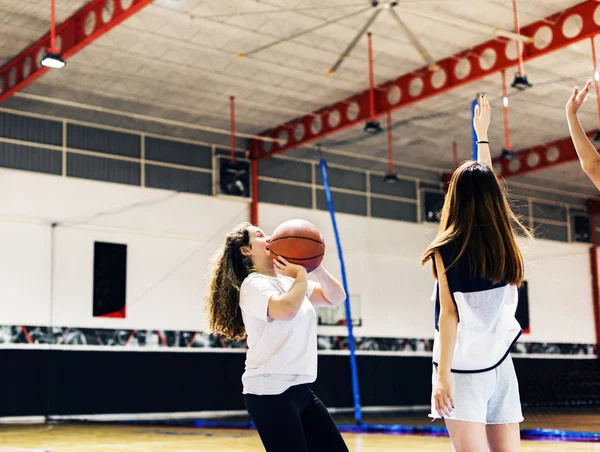 Teenager Mädchen Spielt Einen Basketball Machen Einen Pass — Stockfoto