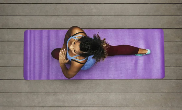 Yoga Yaparken Sağlıklı Kadın — Stok fotoğraf
