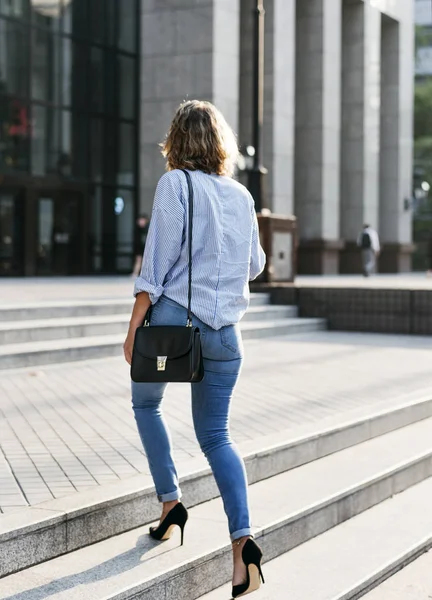 Geschäftsfrau Eilt Zur Arbeit — Stockfoto