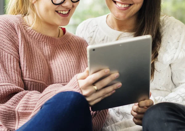 Mujeres Usando Tableta Digital Juntos — Foto de Stock