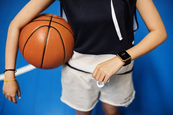 Gadis Remaja Memegang Bola Basket Lapangan — Stok Foto