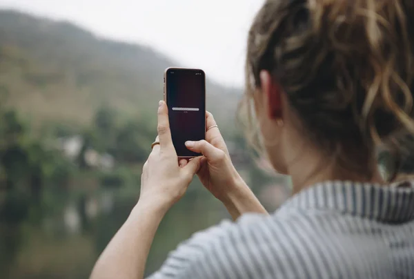 Mulher Busca Sinal Com Seu Telefone Celular — Fotografia de Stock