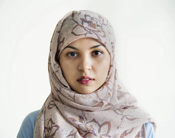 Islamiska Kvinna Porträtt Tittar Kameran — Stockfoto