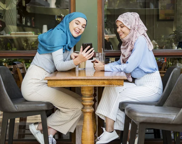 Teman Teman Islam Berbicara Dan Melihat Pada Ponsel Pintar — Stok Foto