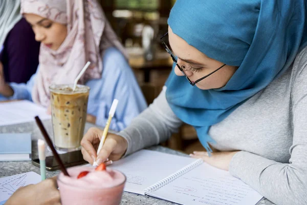 伊斯兰学生妇女戴头巾 在咖啡桌上学习饮料 — 图库照片