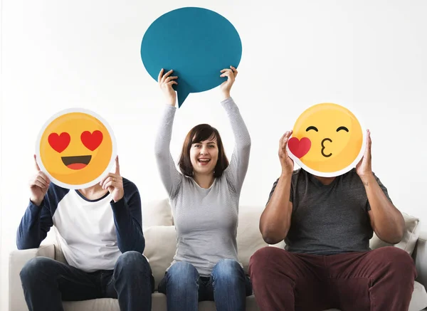 Grupo Amigos Diversos Sentados Sofá Con Emoticonos Internet Concepto Conexión — Foto de Stock