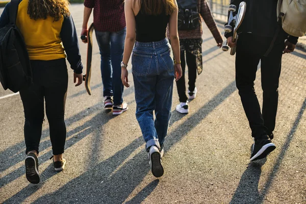 Rückansicht Einer Gruppe Von Schulfreunden Die Freien Unterwegs Sind — Stockfoto