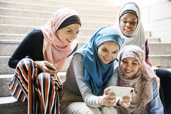 Grupo Mujeres Islámicas Mirando Teléfono Inteligente —  Fotos de Stock