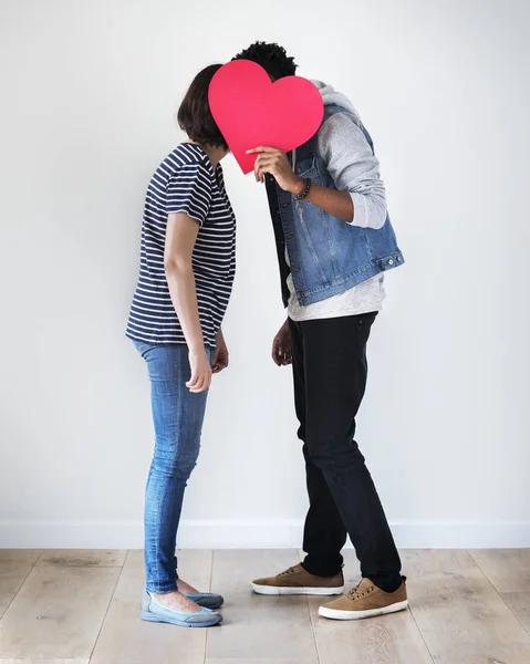 Interracial Par Hålla Ett Rött Hjärta Och Kyssar — Stockfoto