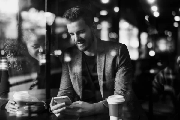 Uomo Che Legge Messaggi Sul Suo Telefono — Foto Stock