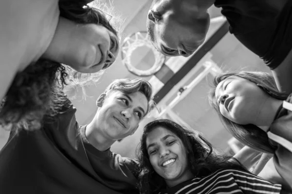 Grupo Amigos Adolescentes Trabalho Equipe Quadra Basquete Conceito União — Fotografia de Stock